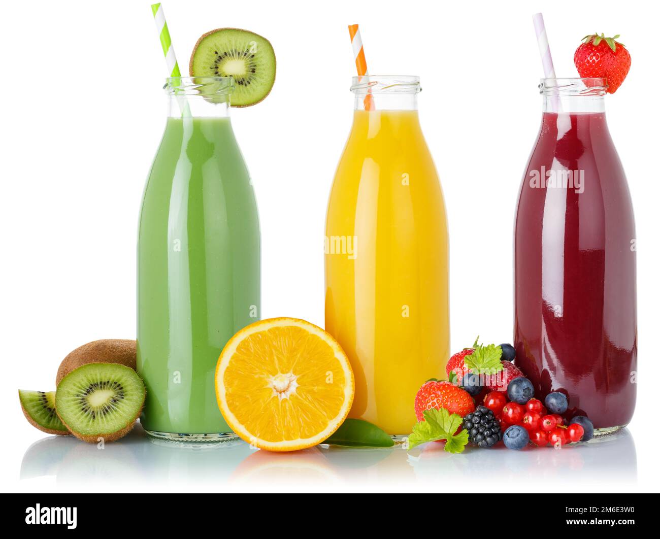 Succo di frutta frullati verdi frutta arancia bevanda bevande bottiglia di paglia isolato su bianco Foto Stock