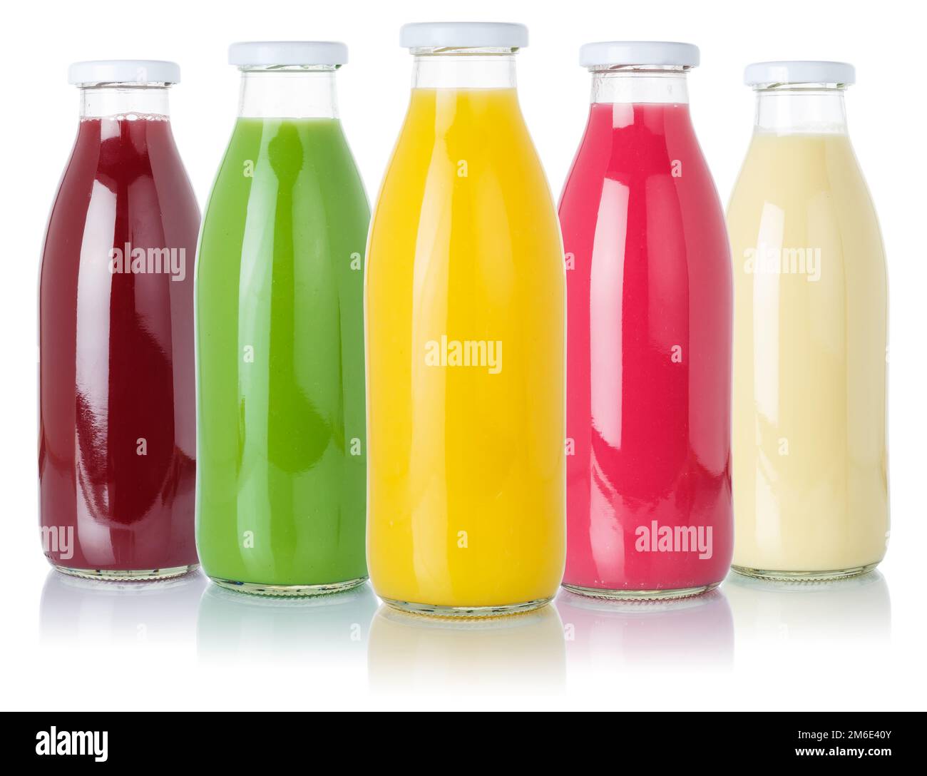 Succhi di frutta frullati frutta arancia bevande bottiglie di raccolta isolato su bianco Foto Stock