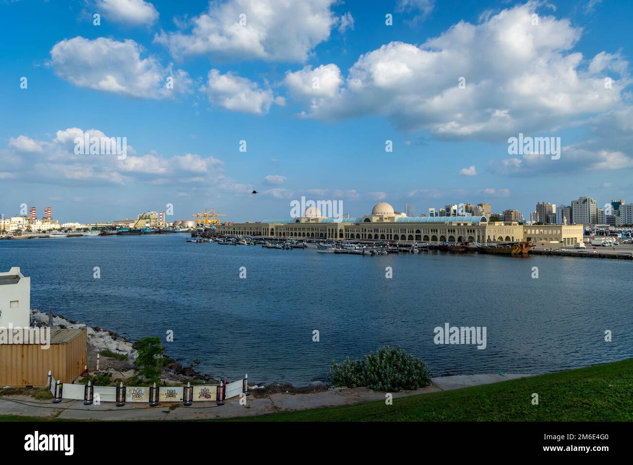 Vista del mercato del pesce di Sharjah dalla cima del ponte Foto Stock