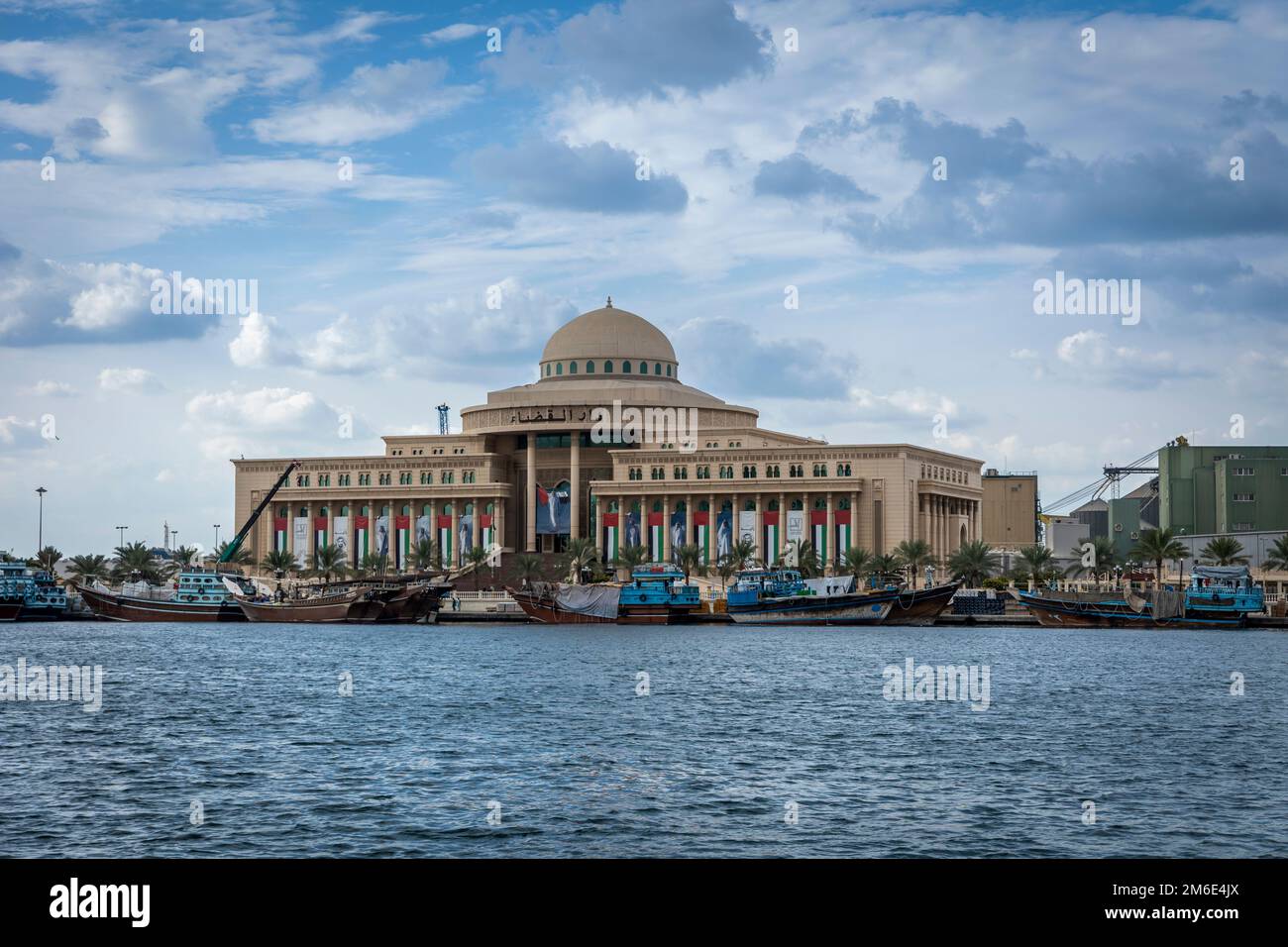 Gli edifici governativi di Sharjah si affacciano sulla Corniche durante l'inverno Foto Stock