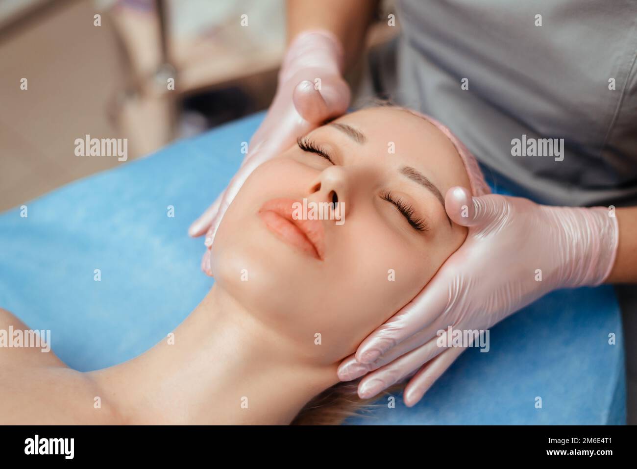 Massaggio viso su donna nel salone termale Foto Stock