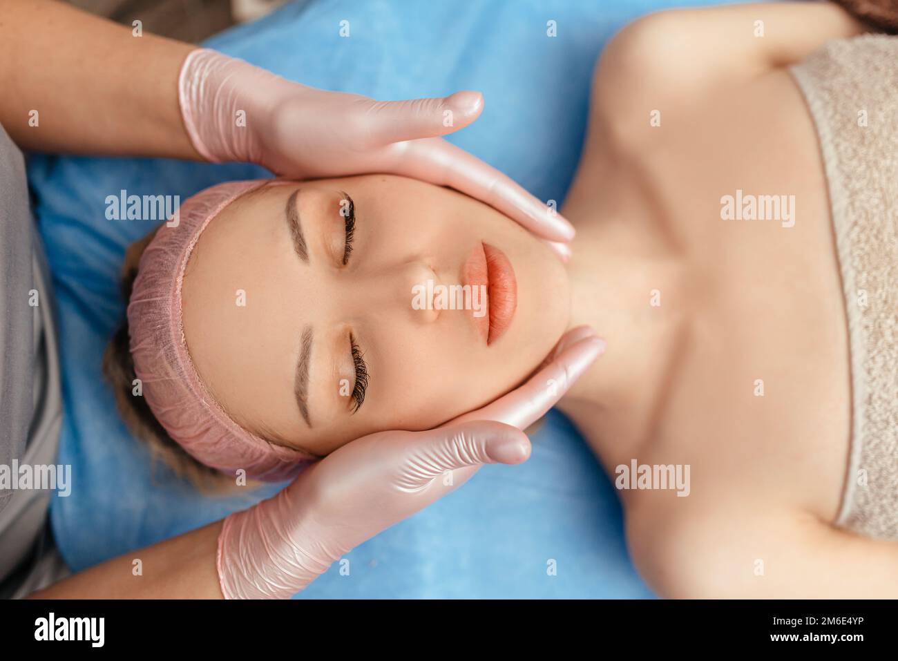 Massaggio viso su donna nel salone termale Foto Stock