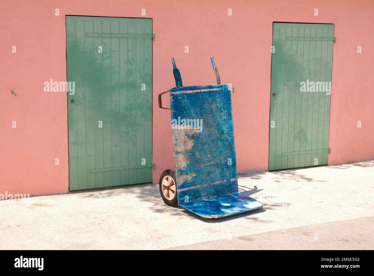 vecchio carrello per sacchi davanti a porte chiuse Foto Stock