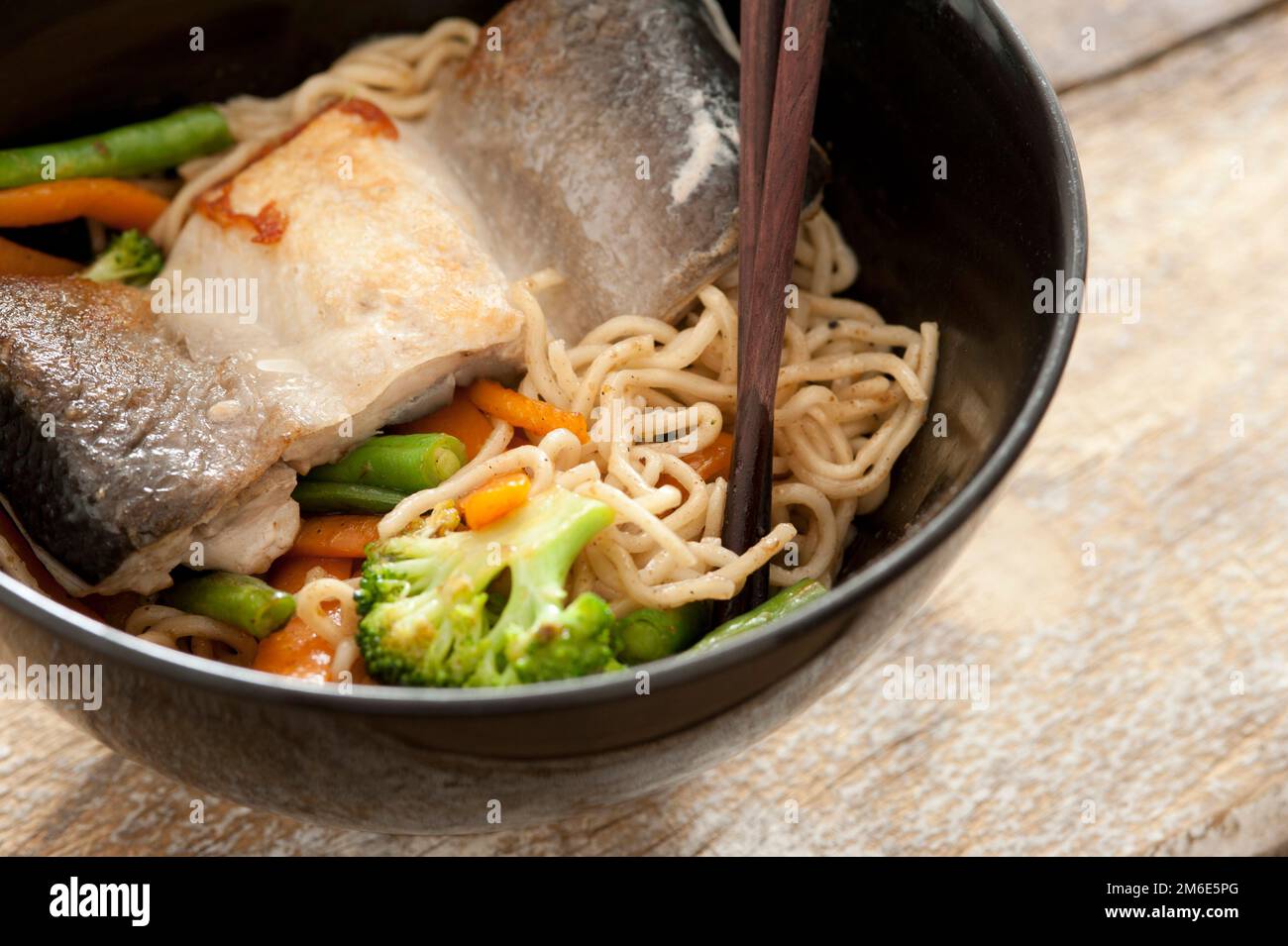 Spaghetti vermicelli asiatici sani con pesce Foto Stock