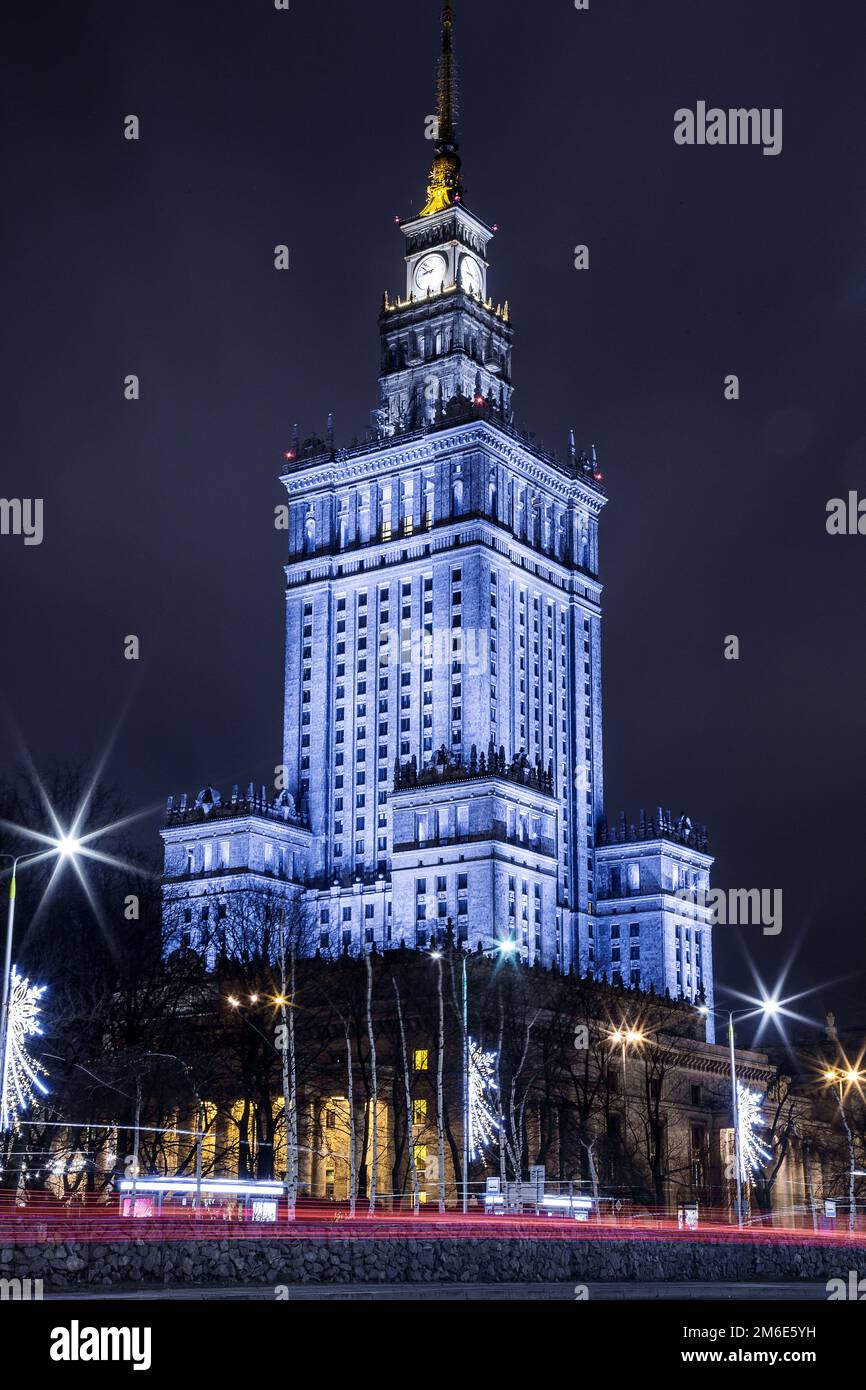 Alto edificio. Centro della città notturna di Varsavia. Varsavia. Polonia. Polska. Palazzo della Cultura e della Scienza. Foto Stock