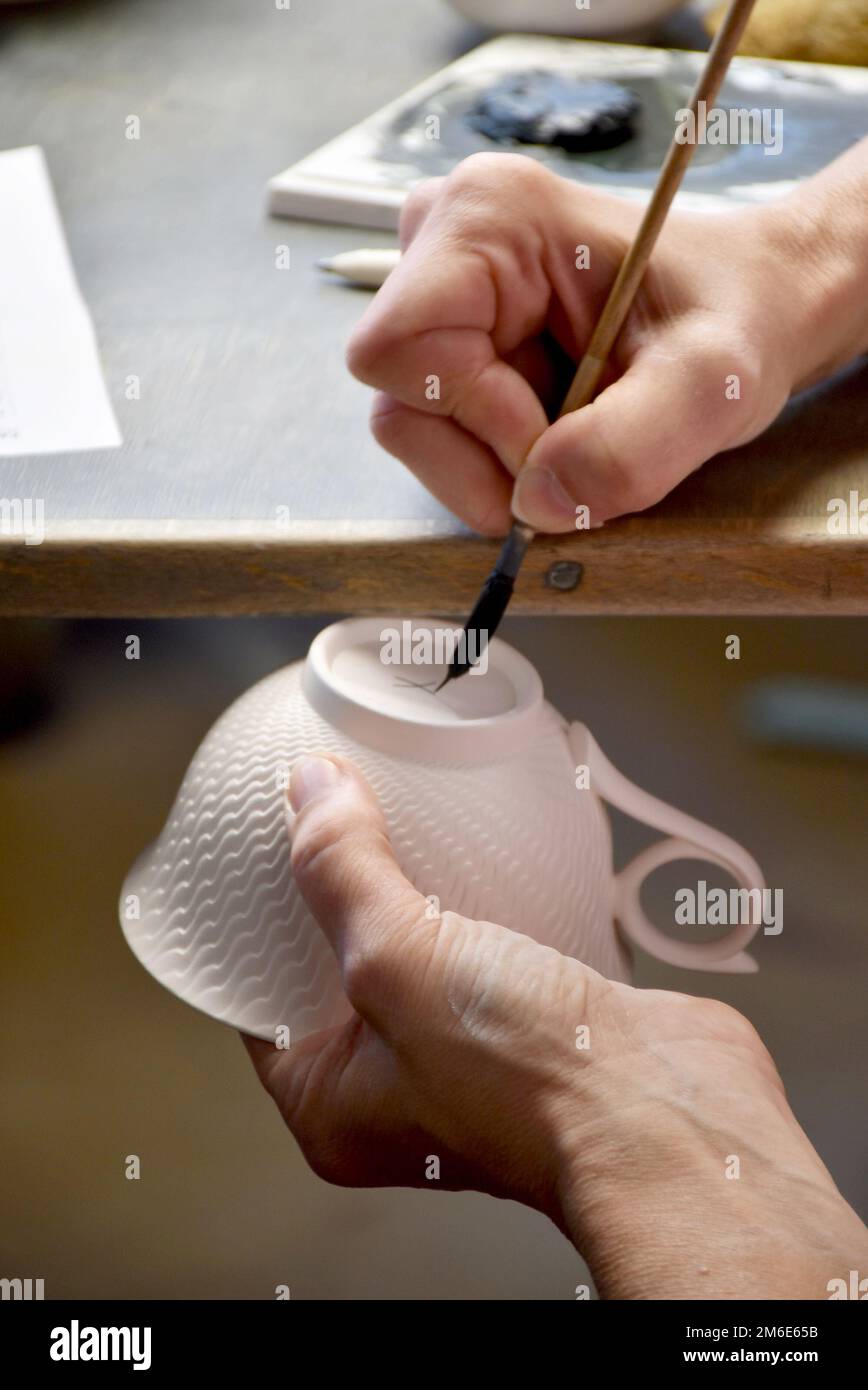 Autentica produzione di porcellana nella famosa fabbrica di porcellana di Meissen Foto Stock