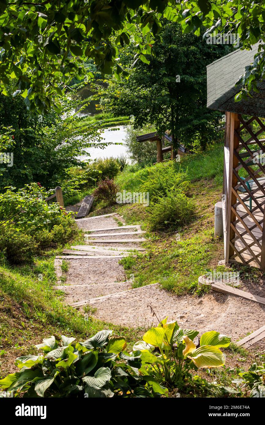 Un pendio attrezzato per pedoni in una zona pittoresca, un bellissimo paesaggio design nel parco Foto Stock