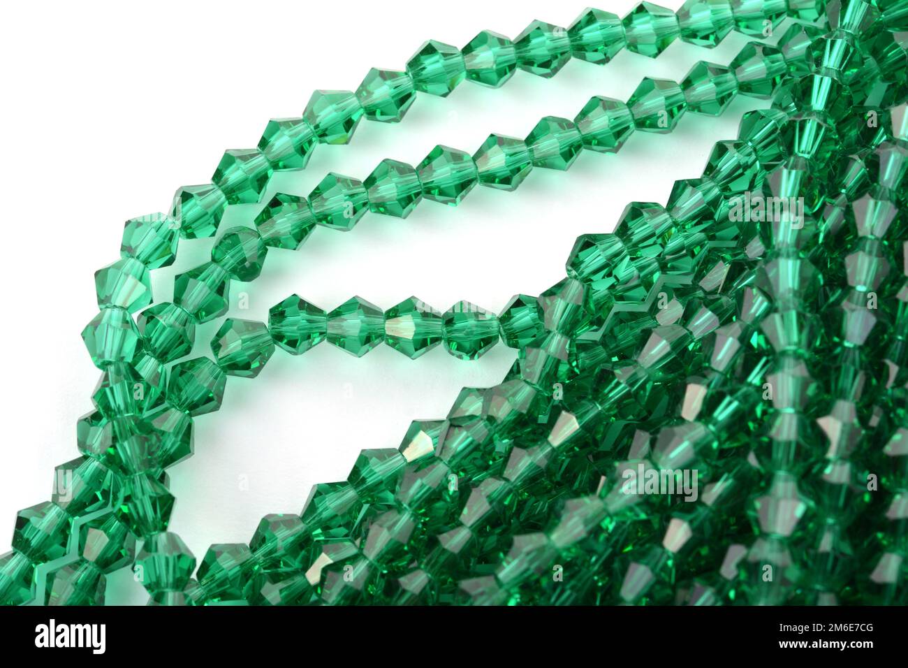 Bella verde chiaro vetro scintillante Cristallo Isoalted Beads su sfondo bianco. Da utilizzare per il fai da te con bordatura j Foto Stock