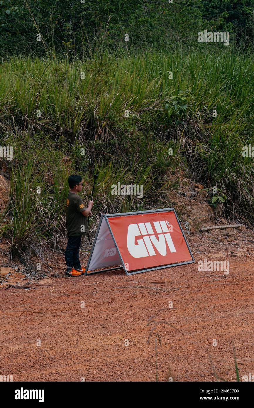 Pahang, Malesia - 24 settembre 2022 Un giovane cameraman sta aspettando il traguardo della gara enduro. Foto Stock