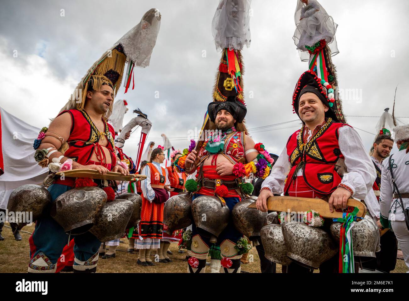 Le persone con una maschera chiamata Kukeri ballano e si esibiscono per spaventare gli spiriti malvagi. Foto Stock Le persone con una maschera chiamata Kukeri ballano e si esibiscono per spaventare gli spiriti malvagi. Foto Stock