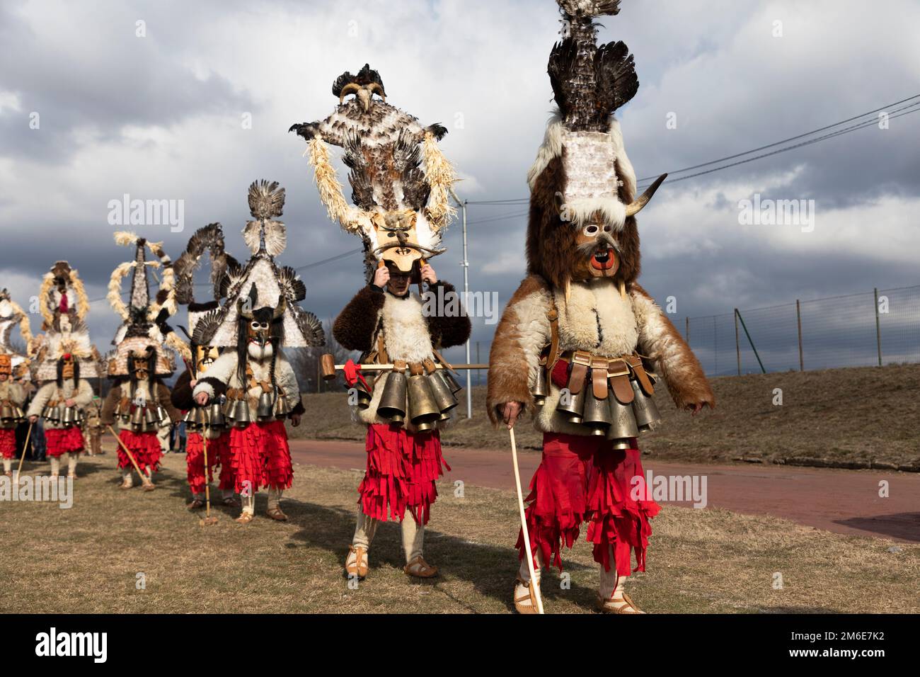 Le persone con una maschera chiamata Kukeri ballano e si esibiscono per spaventare gli spiriti malvagi. Foto Stock Le persone con una maschera chiamata Kukeri ballano e si esibiscono per spaventare gli spiriti malvagi. Foto Stock