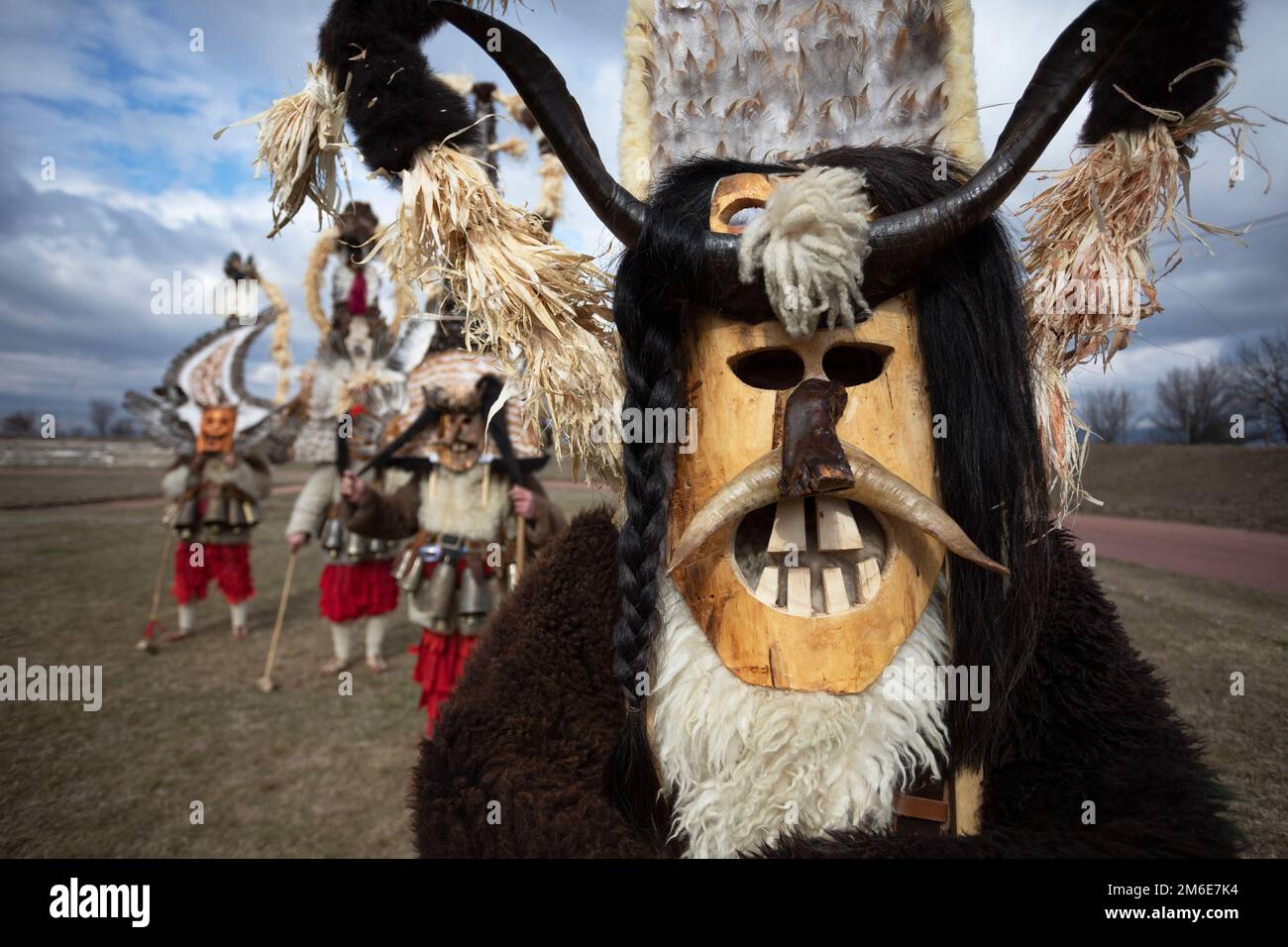 Le persone con una maschera chiamata Kukeri ballano e si esibiscono per spaventare gli spiriti malvagi. Foto Stock Le persone con una maschera chiamata Kukeri ballano e si esibiscono per spaventare gli spiriti malvagi. Foto Stock