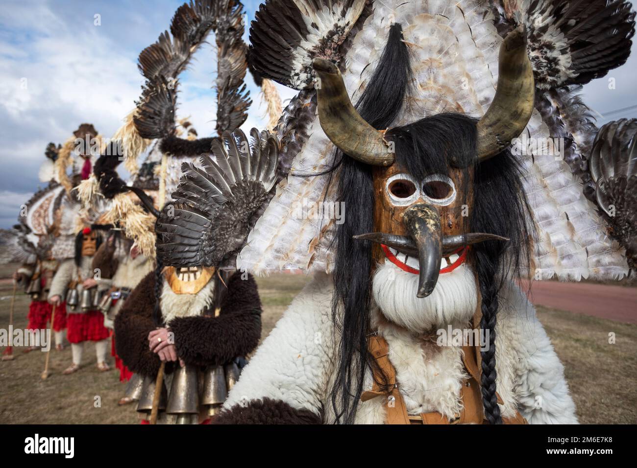 Le persone con una maschera chiamata Kukeri ballano e si esibiscono per spaventare gli spiriti malvagi. Foto Stock