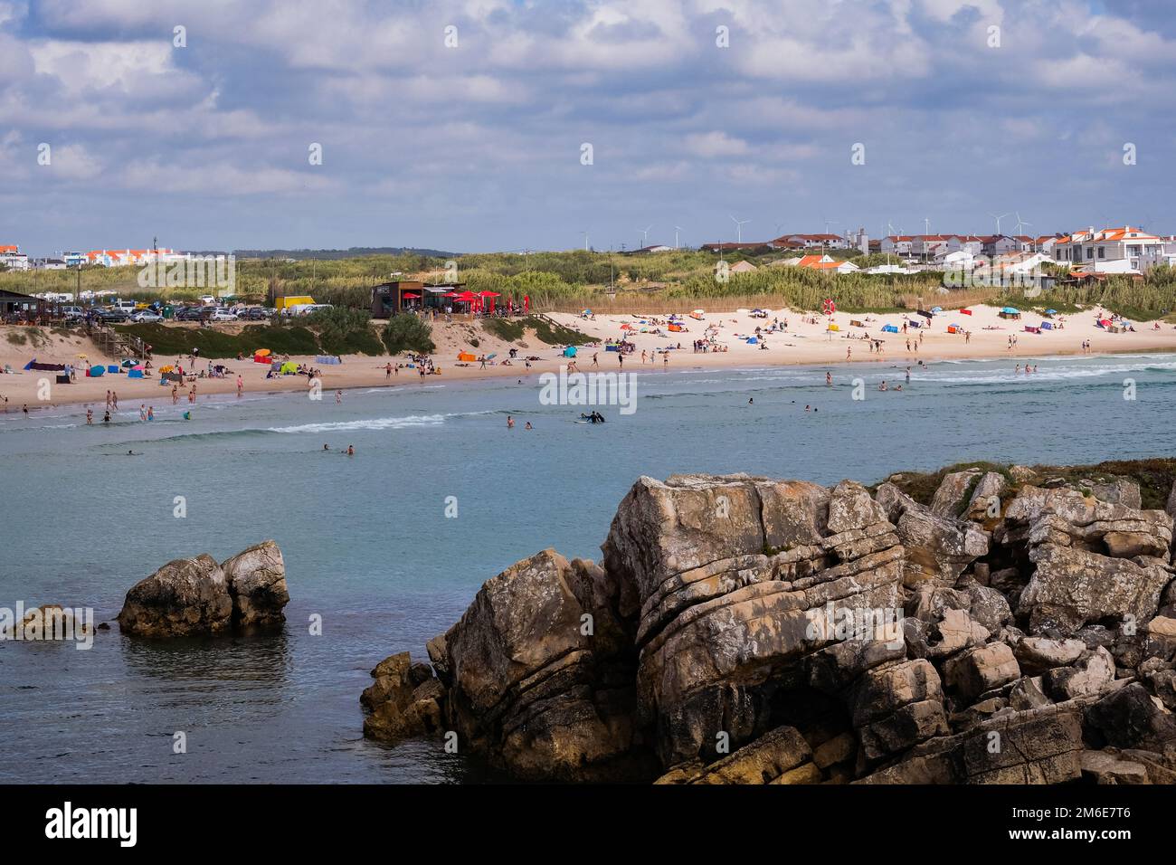 Persone che godono il tempo di Nizza in spiaggia - giorno estivo a Baleal (Peniche), Portogallo Foto Stock