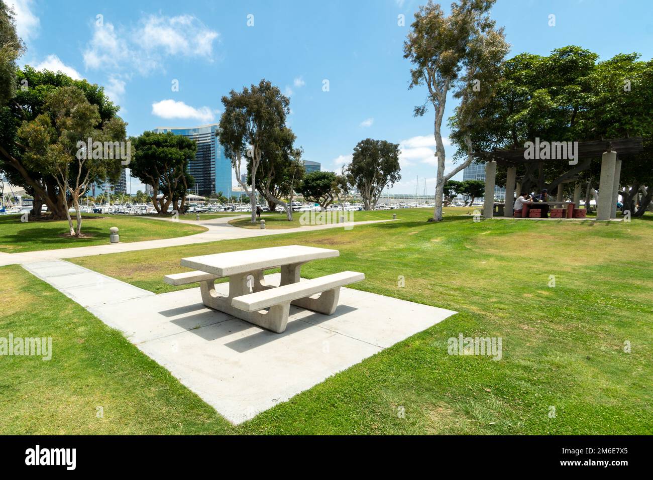 Parco pubblico sul lungomare con panchine presso l'Embarcadero Marina Park South, San Diego Foto Stock