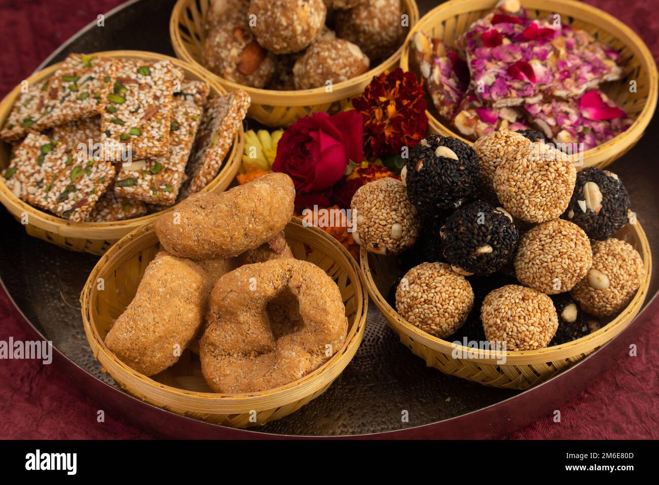 Gulab Gajak Mithai, pista Gazak, Til Patti o Papdi, Til Laddu o Ladoo, Revdi e Rewri di Tilgul, Mungfali, seme di Sesamo, God gelatinoso, Badam e. Foto Stock