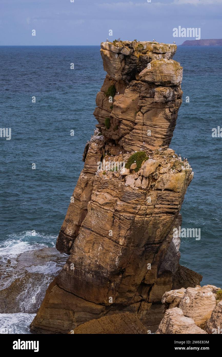 Peniche, Portogallo - formazioni rocciose sulle acque dell'Oceano Atlantico Foto Stock