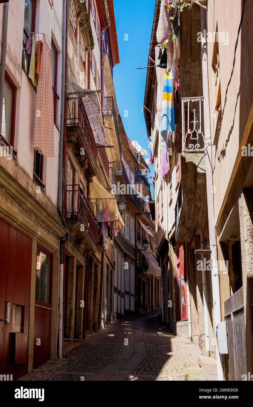 Porto, Portogallo - piccola Piazza Cobblestone con case colorate tradizionali Foto Stock