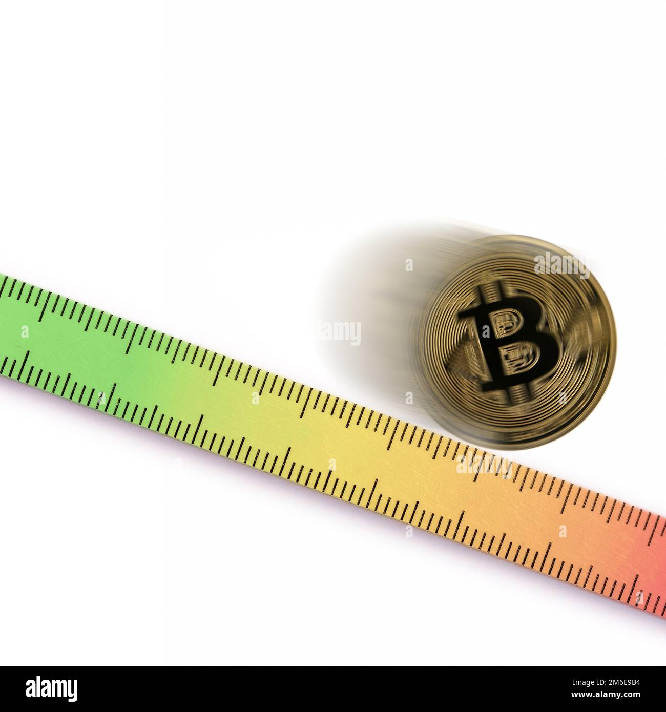 La moneta Bitcoin abbattere una regola pieghevole come simbolo del calo di valore della criptovaluta Foto Stock