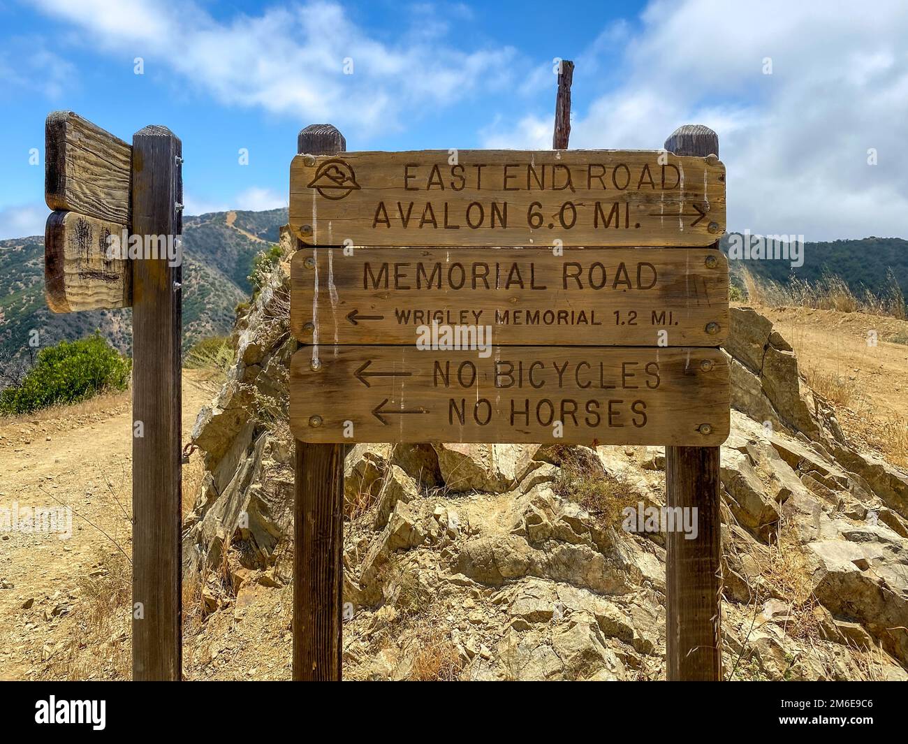 Cartello in legno con indicazioni sui sentieri escursionistici in cima alle montagne dell'isola di Santa Catalina Foto Stock