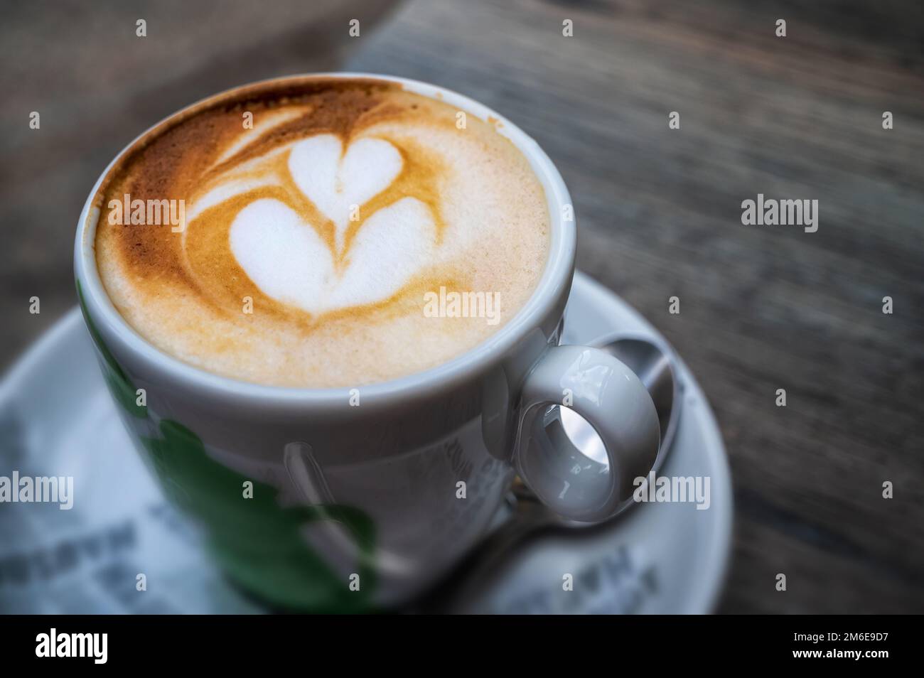 Delizioso cappuccino con schiuma di latte dal design artistico Foto Stock