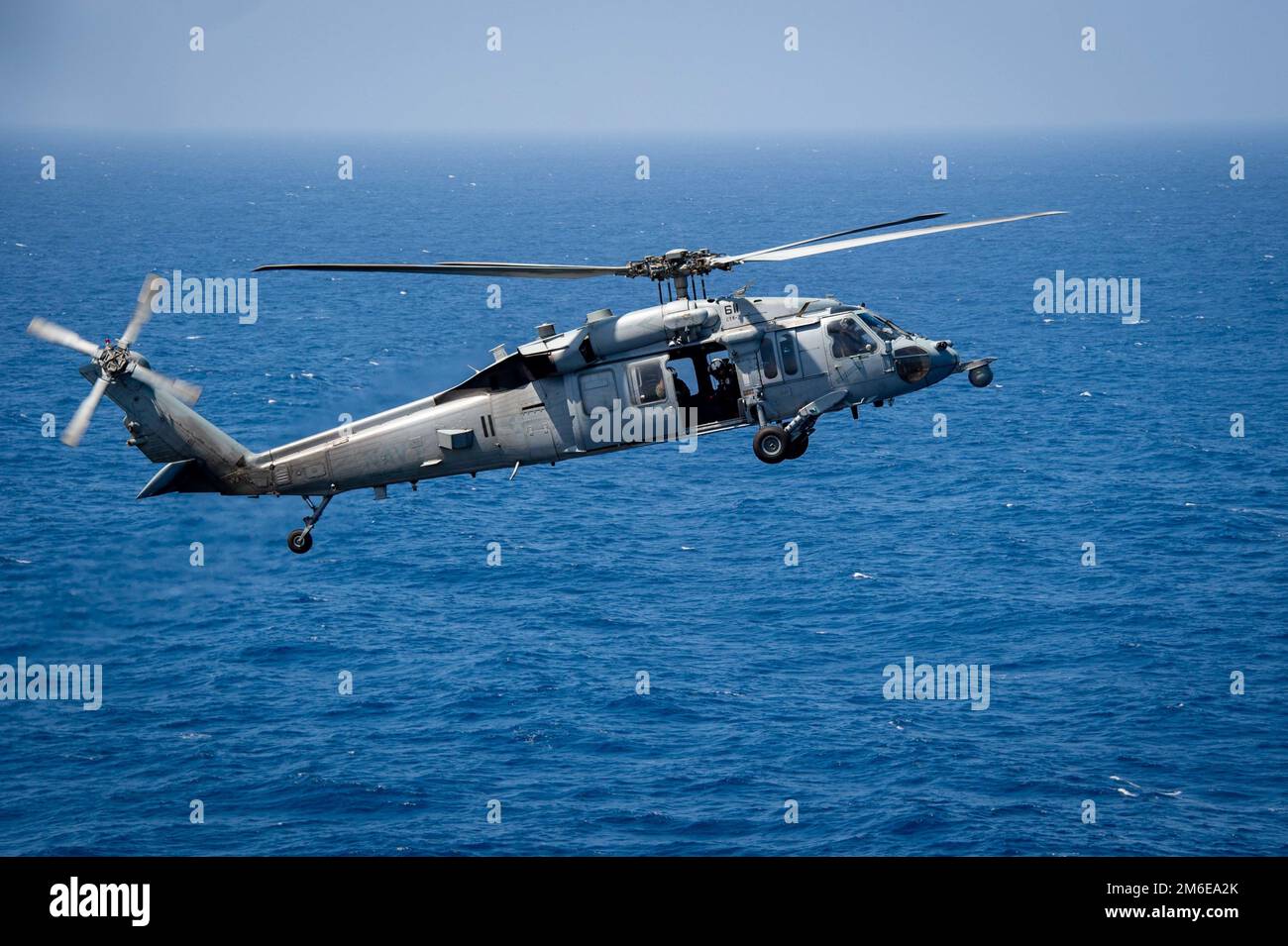 220426-N-TD381-1062 OCEANO PACIFICO (26 aprile 2022) – un MH-60s, assegnato ai “Cavalieri neri” di Helicopter Sea Combat Squadron (HSC) 4, si prepara ad atterrare sul ponte di volo della portaerei di classe Nimitz USS Carl Vinson (CVN 70) aprile 26. Vinson sta attualmente conducendo operazioni marittime di routine nell'Oceano Pacifico. Foto Stock