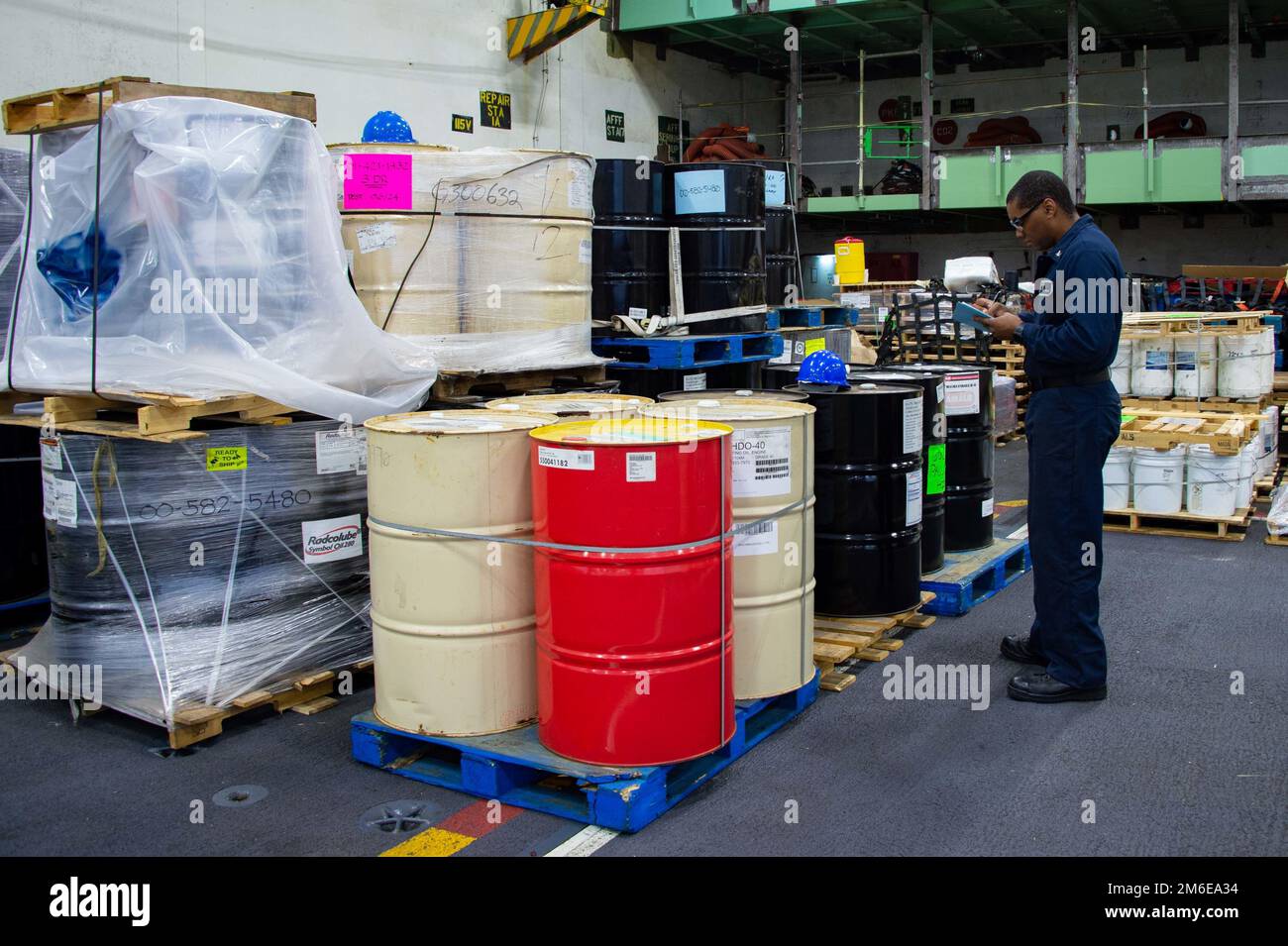 220426-N-TD381-1150 OCEANO PACIFICO (26 aprile 2022) – Logistics Specialist 3rd Class Gary Bryant, nativo di Fresno, California, inventaries Hazmat in preparazione per un off-loading nella baia hangar della portaerei di classe Nimitz USS Carl Vinson (CVN 70) Aprile 26. Vinson sta attualmente conducendo operazioni marittime di routine nell'Oceano Pacifico. Foto Stock