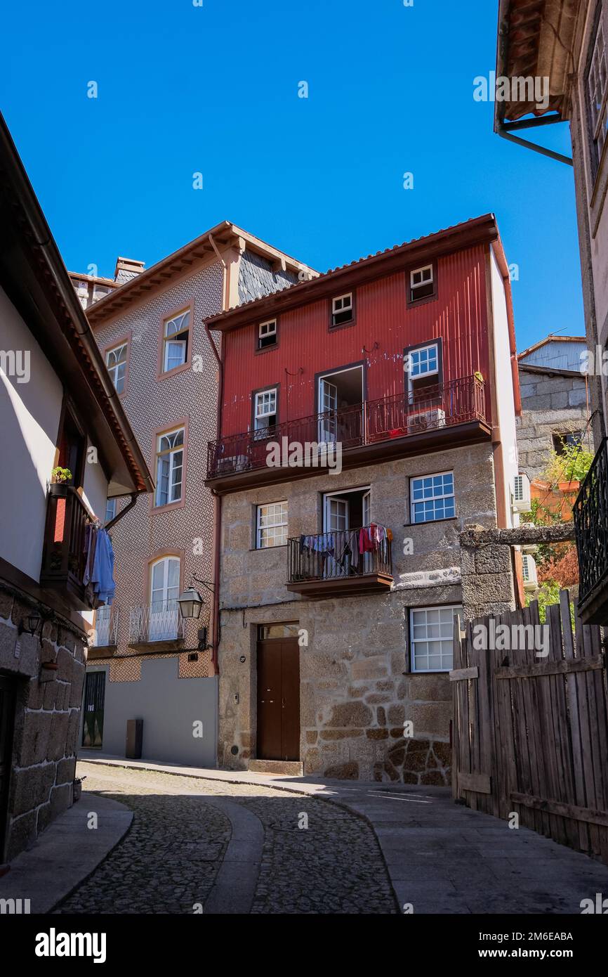 GuimarÃ£, Portogallo - belle e colorate case di pietra medievali tradizionali conservate Foto Stock