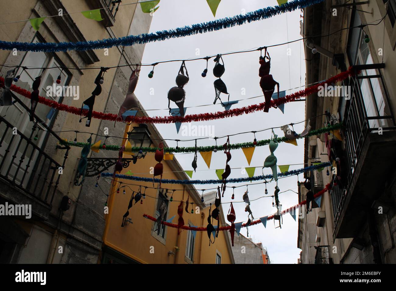 Una giornata ordinaria in una delle strade più iconiche di Bairro Alto, il centro della vita notturna di Lisbona. Foto Stock