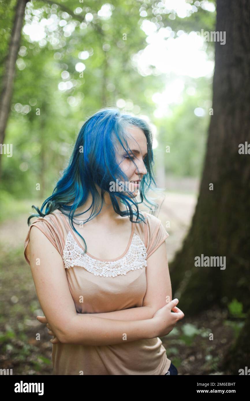 Giovane ragazza lgbt sognante con capelli blu colorati Foto Stock