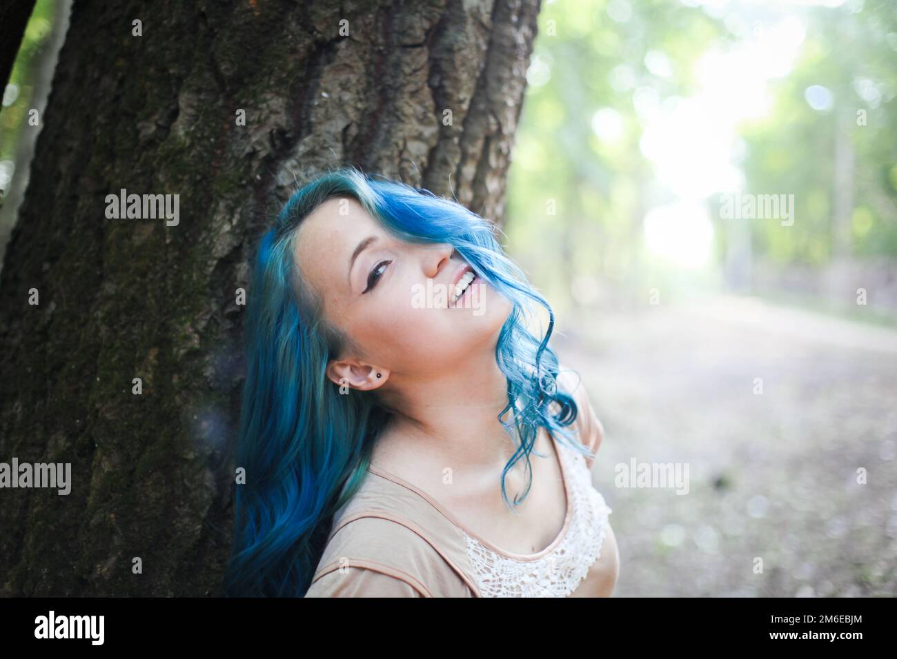Giovane ragazza lgbt sognante con capelli blu colorati Foto Stock