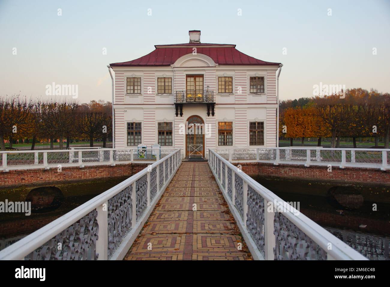 Calmo autunno sera e il Palazzo Marly nel parco inferiore Foto Stock