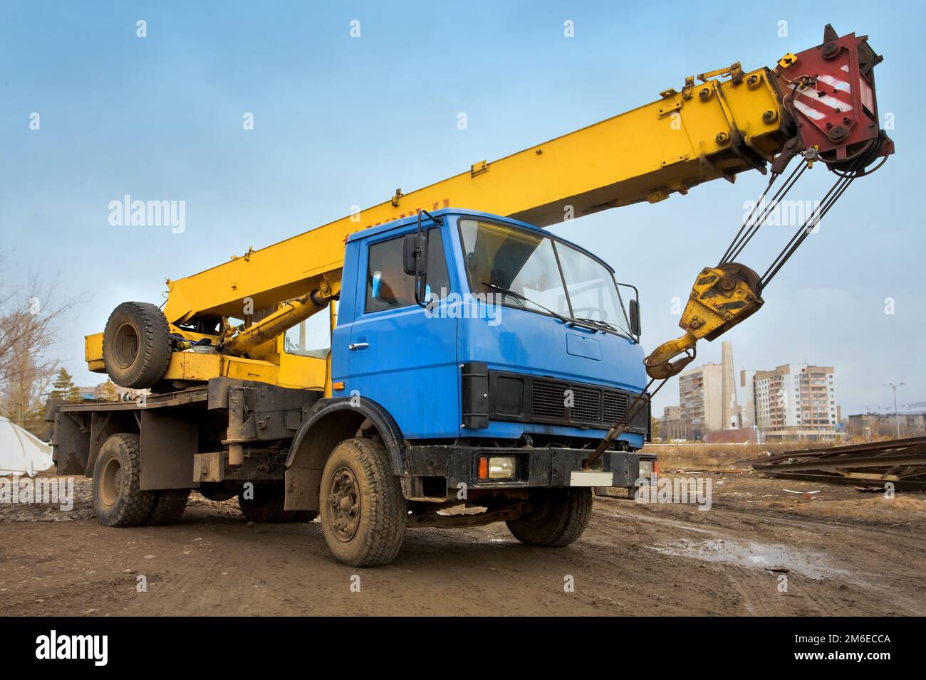 Gru mobile Big Power su una strada in costruzione Foto Stock