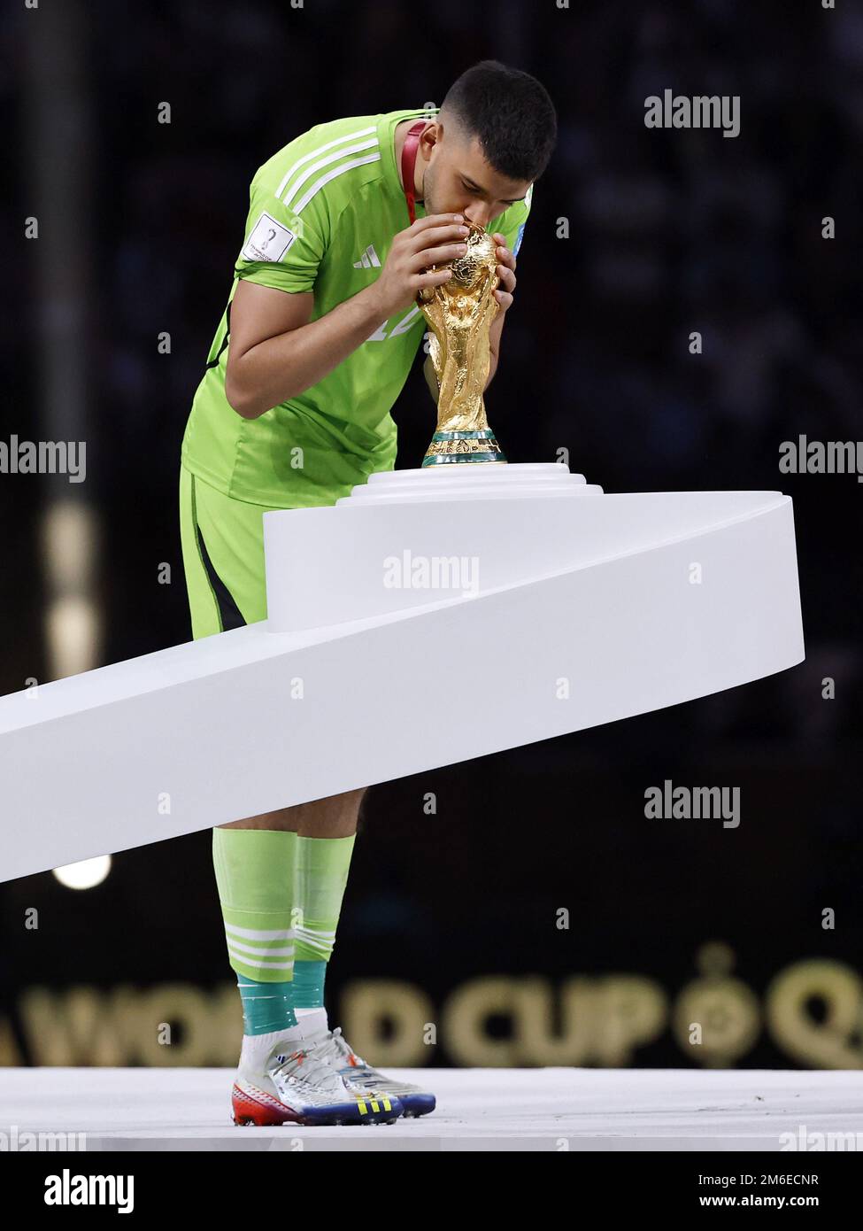 AL DAAYEN - il portiere argentino Geronimo Rulli bacia il trofeo di Coppa  del mondo, il Trofeo di Coppa del mondo FIFA dopo la partita finale della  Coppa del mondo FIFA Qatar