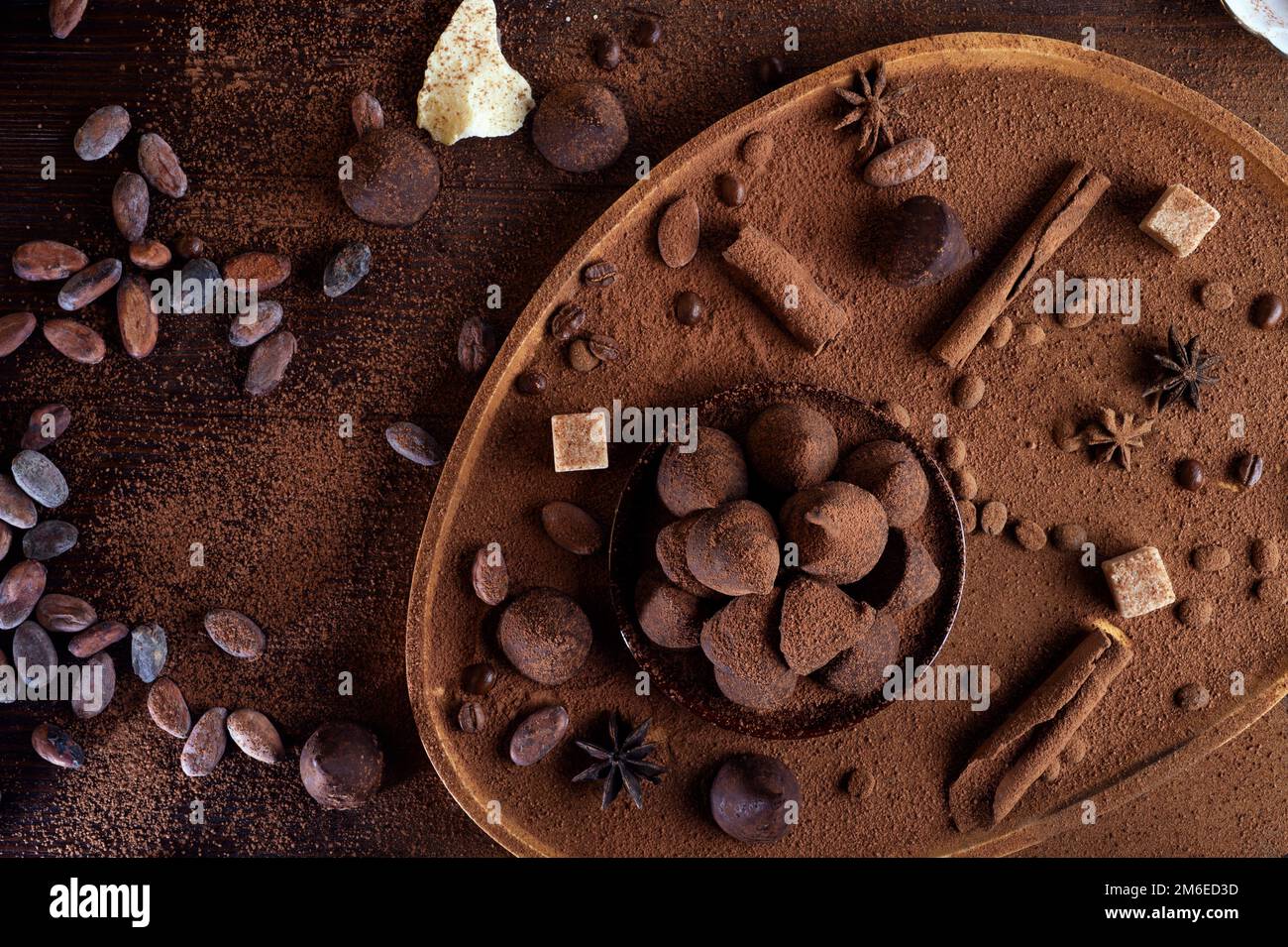 Tartufi di cioccolato sani e deliziosi intorno agli ingridienti con fagioli di cacao naturali, polvere, burro di cacao, zucchero di canna. swe sano Foto Stock