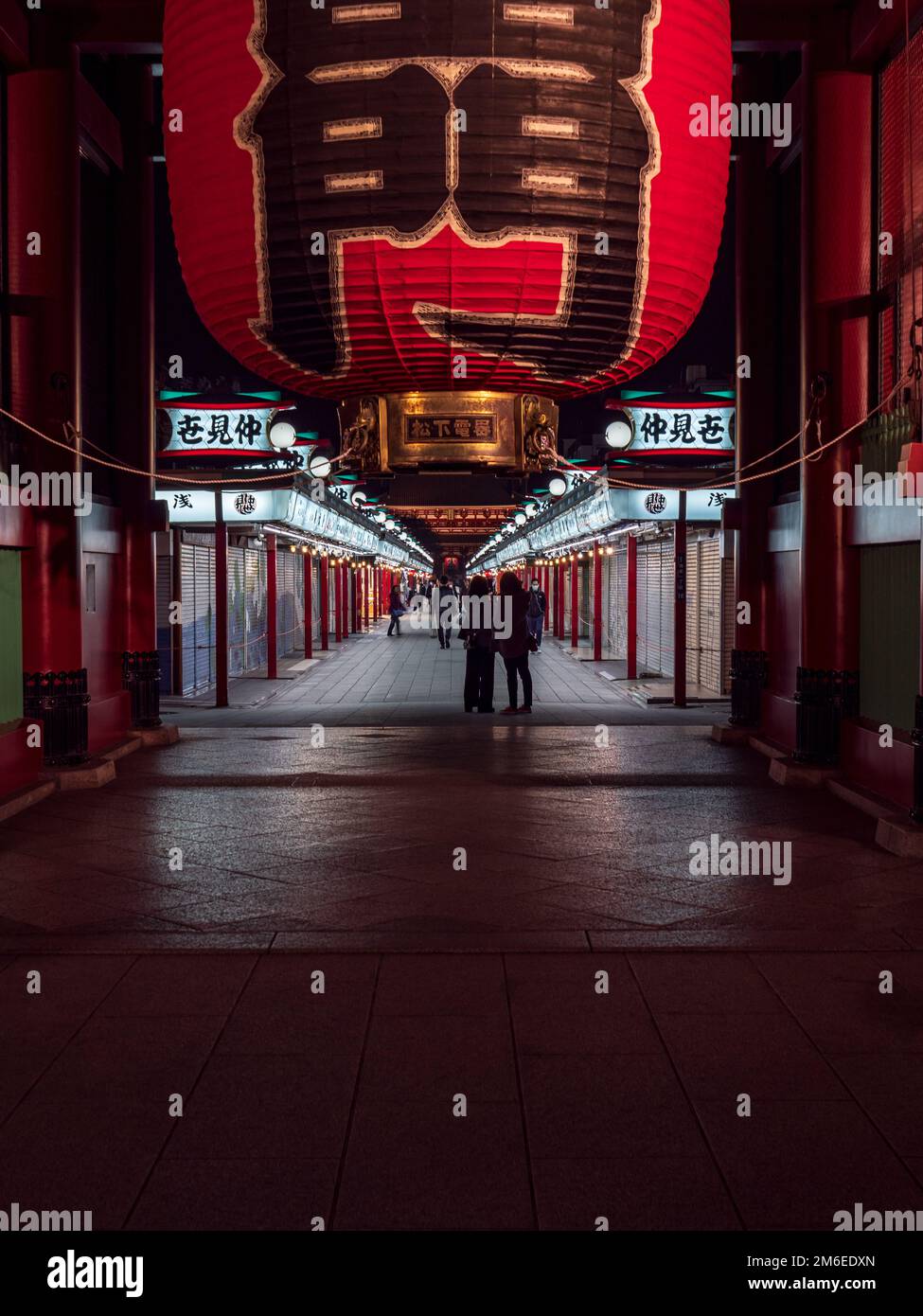 Tokyo, Giappone - 24.2.20: L'ingresso a Sensoji, preso di notte ad Asakusa Foto Stock