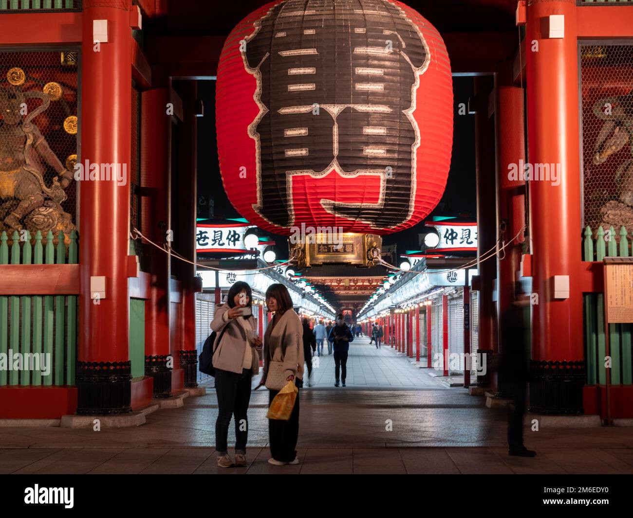 Tokyo, Giappone - 24.2.20: L'ingresso a Sensoji, preso di notte ad Asakusa Foto Stock