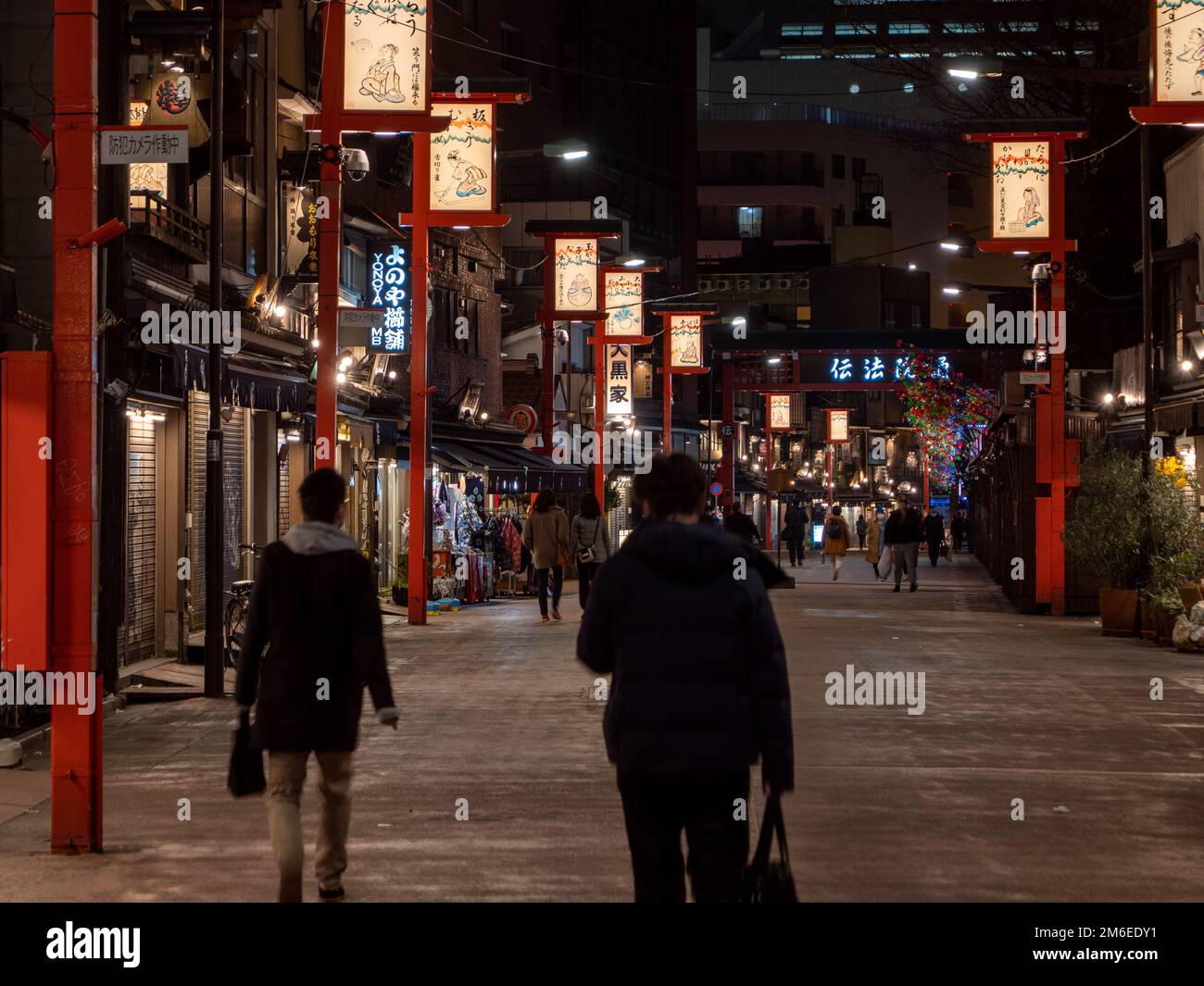 Tokyo, Giappone - 24.2.20: Asakusa di notte, con pochissime persone intorno Foto Stock