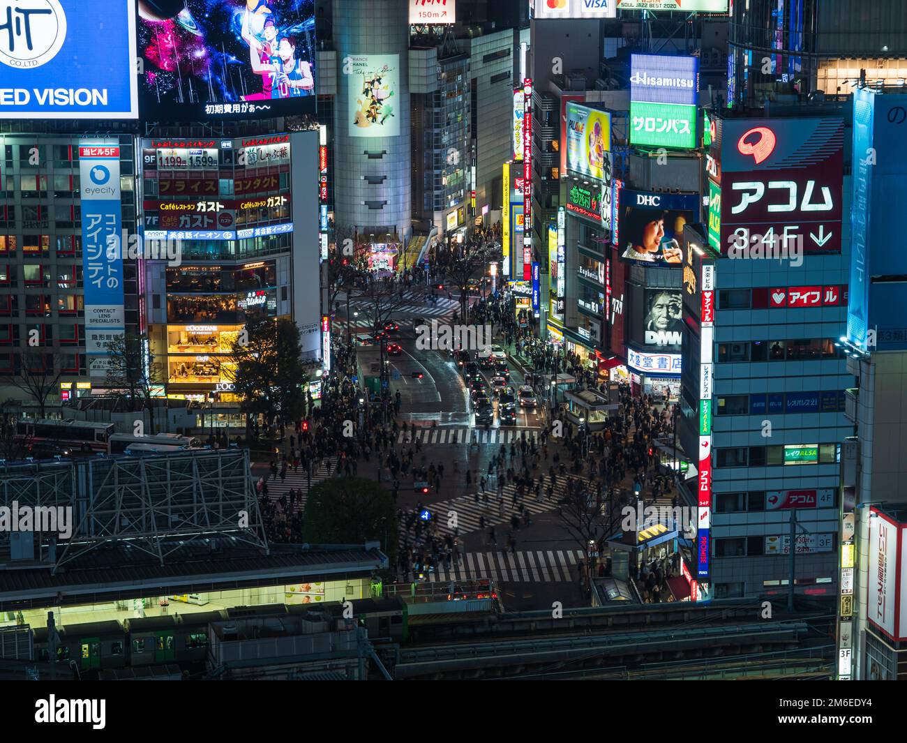 Shibuya, Giappone - 7.2.20: Shibuya traversata da un punto panoramico di notte Foto Stock