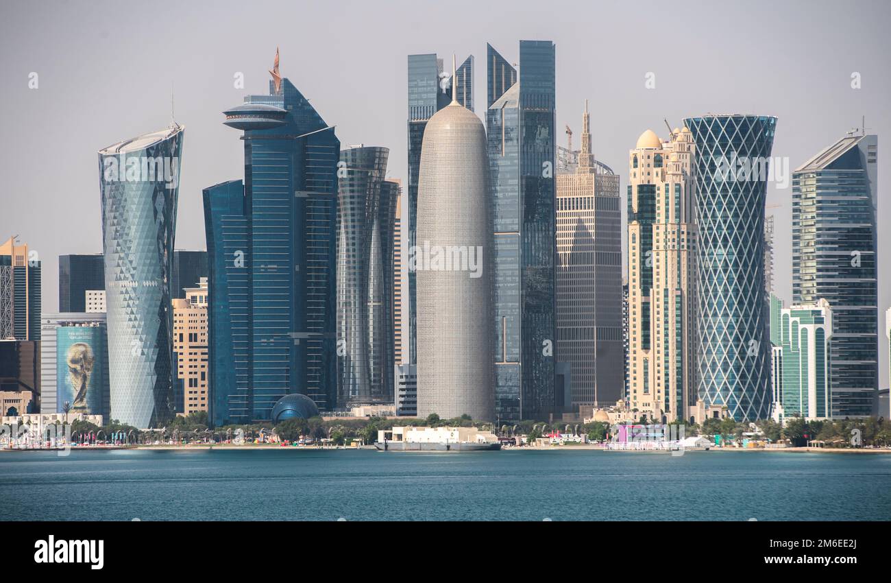 Edifici sul lungomare di Doha, Qatar, tra cui la Torre Tornado, chiamata anche Torre QIPCO, il Burj Doha (Torre Doha), la S a forma di piramide Foto Stock