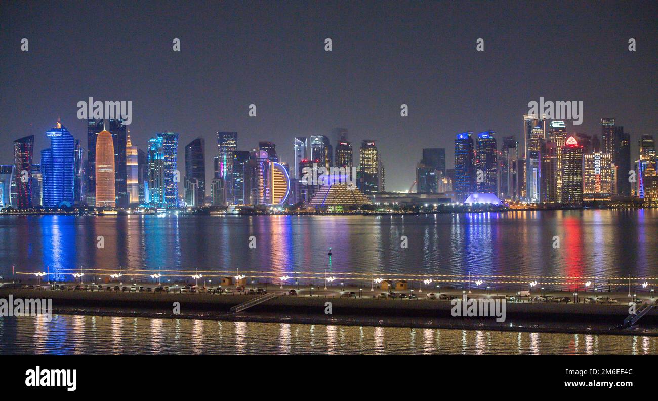 Edifici sul lungomare di Doha, Qatar, tra cui la Torre Tornado, chiamata anche Torre QIPCO, il Burj Doha (Torre Doha), la S a forma di piramide Foto Stock