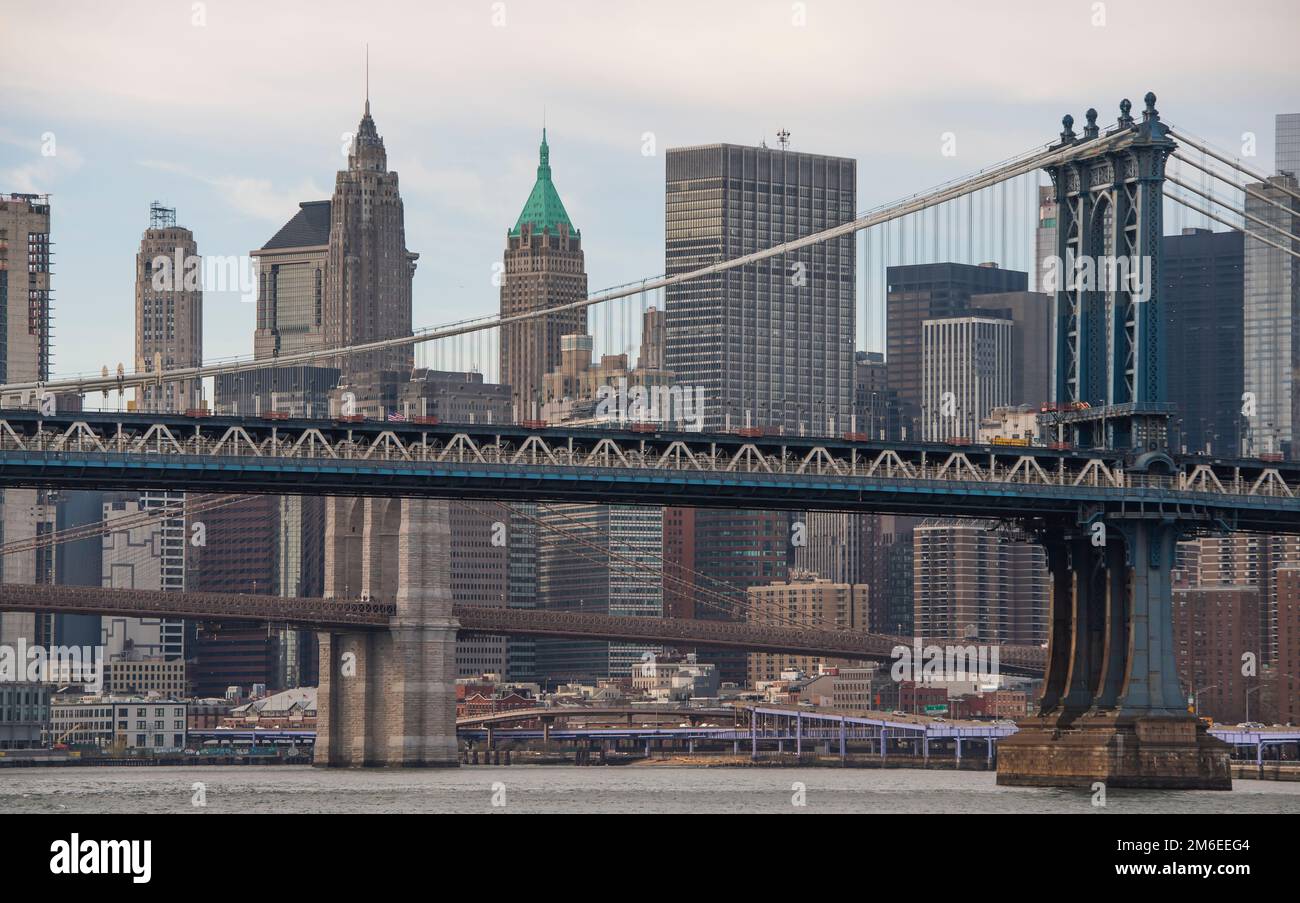 Lo skyline di Manhattan, che include il Ponte di Brooklyn, il Ponte di Manhattan e 40 Wall Street, New York City Foto Stock