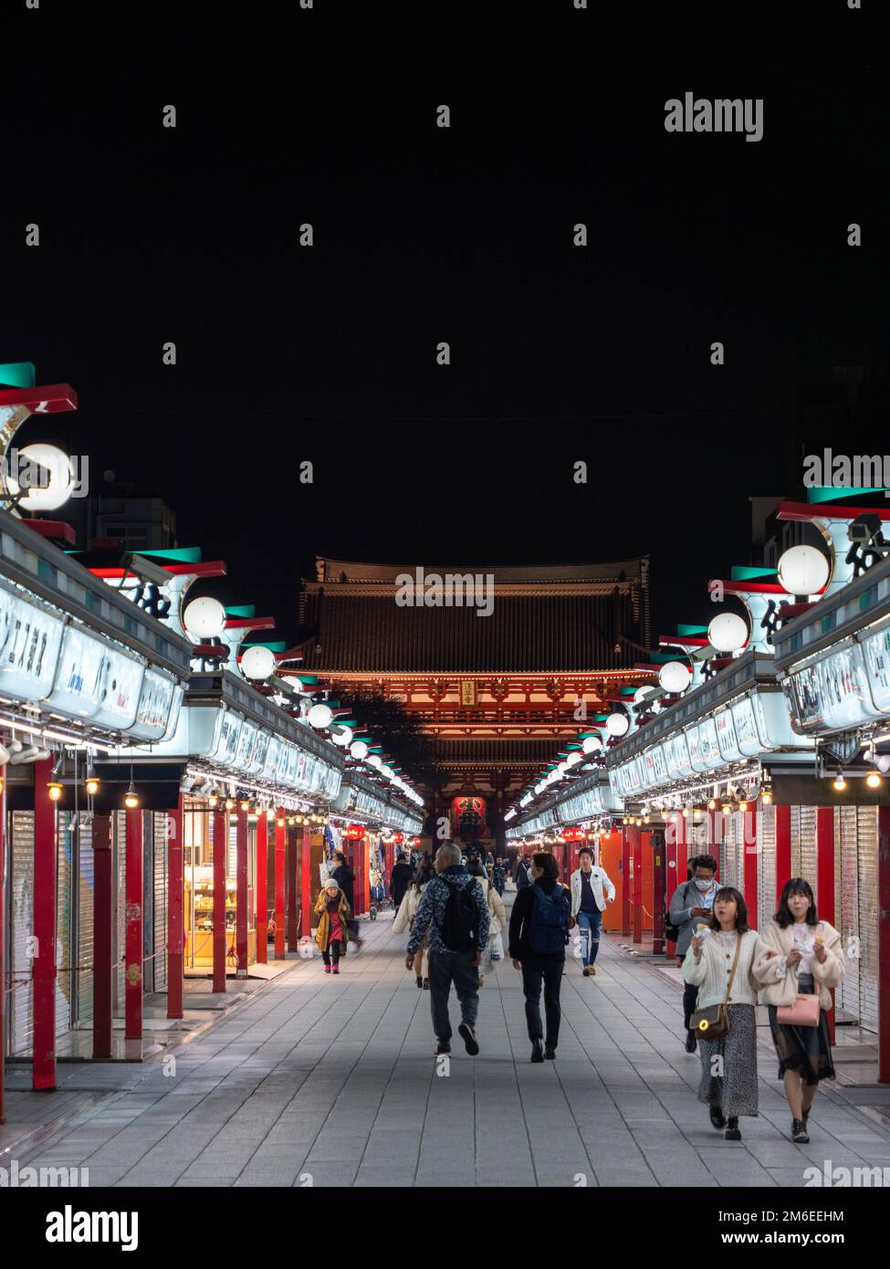 Tokyo, Giappone - 24.2.20: Il sentiero che porta a Sensoji ad Asakusa, di notte. Foto Stock