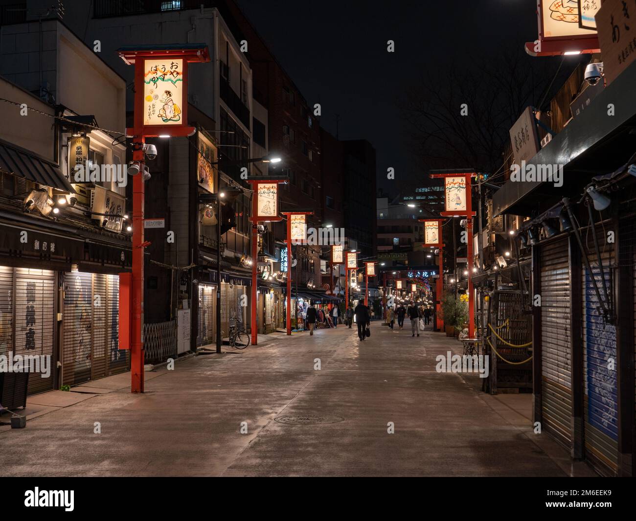 Tokyo, Giappone - 24.2.20: Asakusa di notte, con pochissime persone intorno Foto Stock