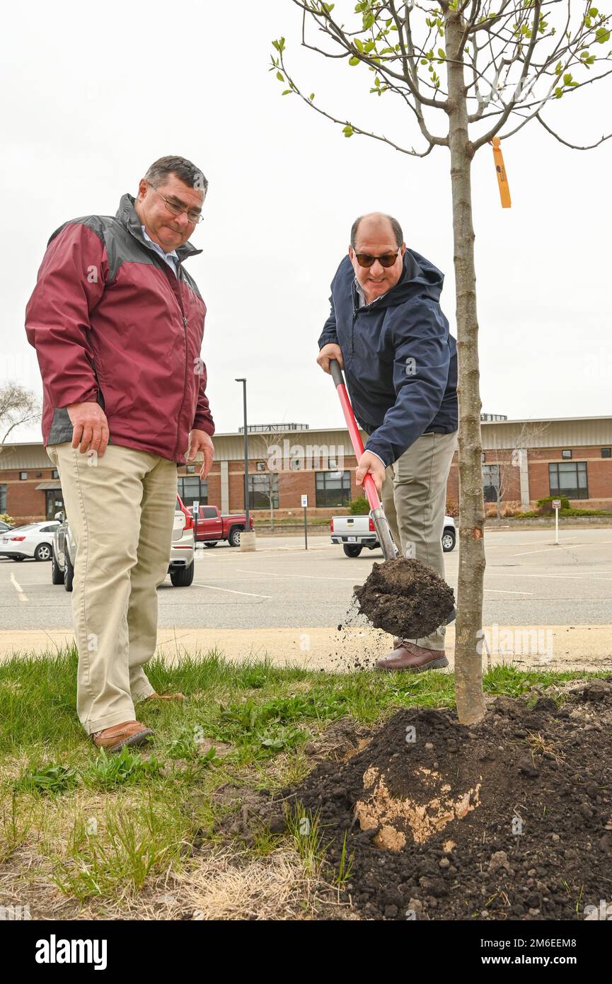 Michael Watkin, a destra, 66th Civil Engineering Division Community Planner, spalma la sporcizia su un albero recentemente piantato su Barksdale Street presso Hanscom Air Force base, Mass., aprile 26, mentre Michael Lynch, capo ottimizzazione portafoglio CE, guarda. Gli ingegneri civili hanno recentemente annunciato che l'installazione è stata selezionata come "Tree City USA" per il 34th° anno consecutivo. Foto Stock