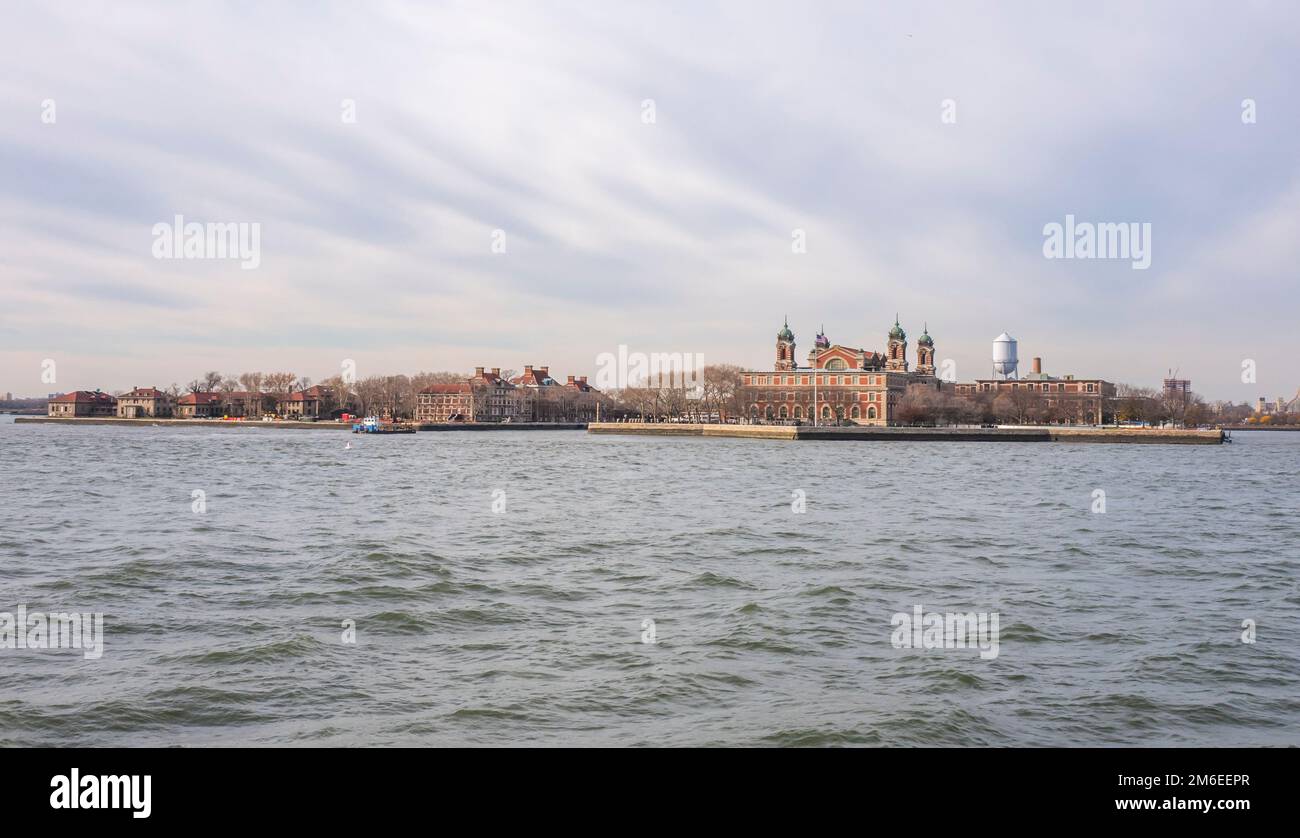 Ellis Island, un'isola di proprietà federale nel porto di New York, situata negli Stati Uniti di New York e New Jersey, che era l'immigrato più trafficato Foto Stock