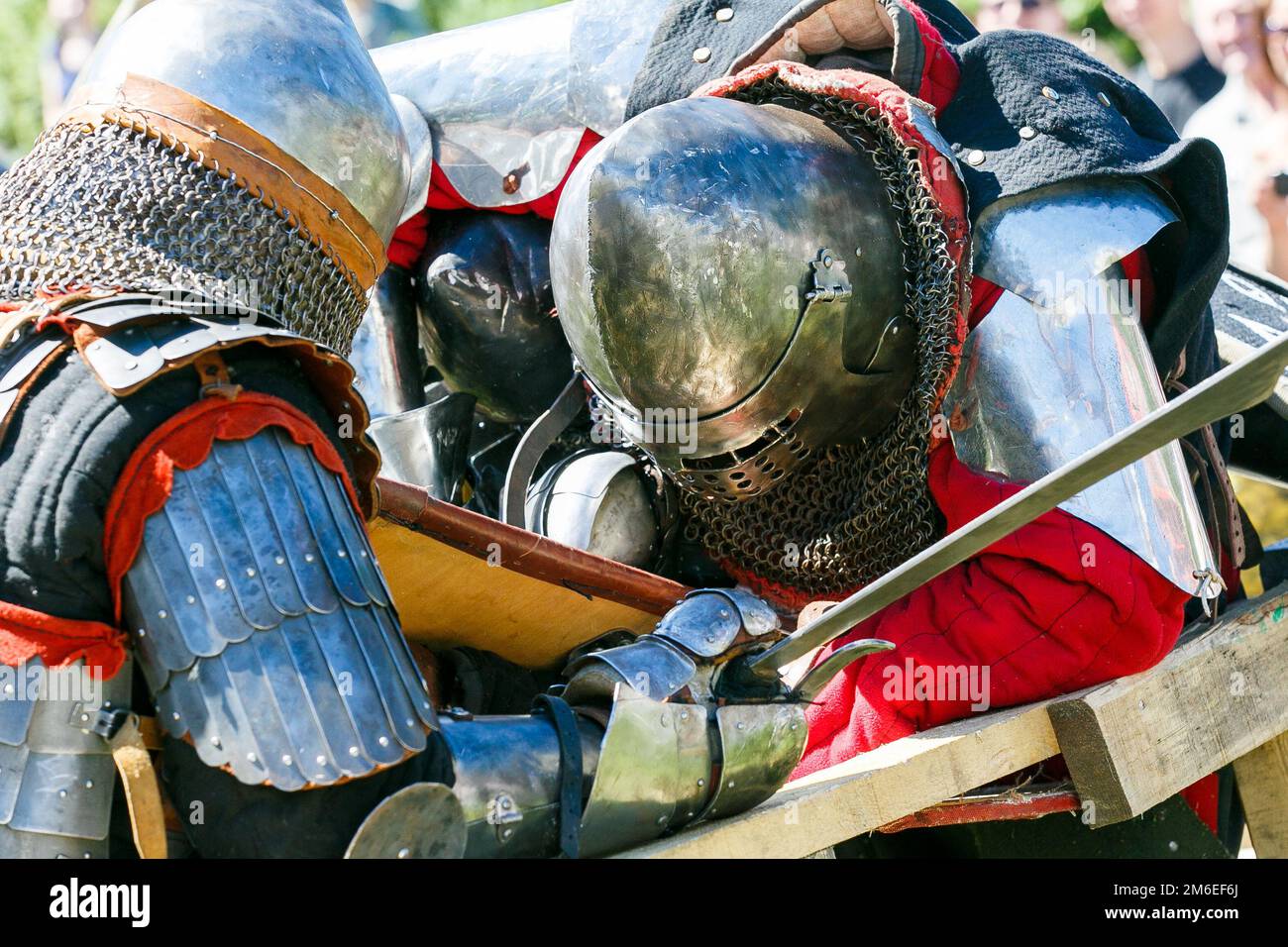 I restauratori medievali combattono con le spade in armatura in un torneo di cavaliere Foto Stock