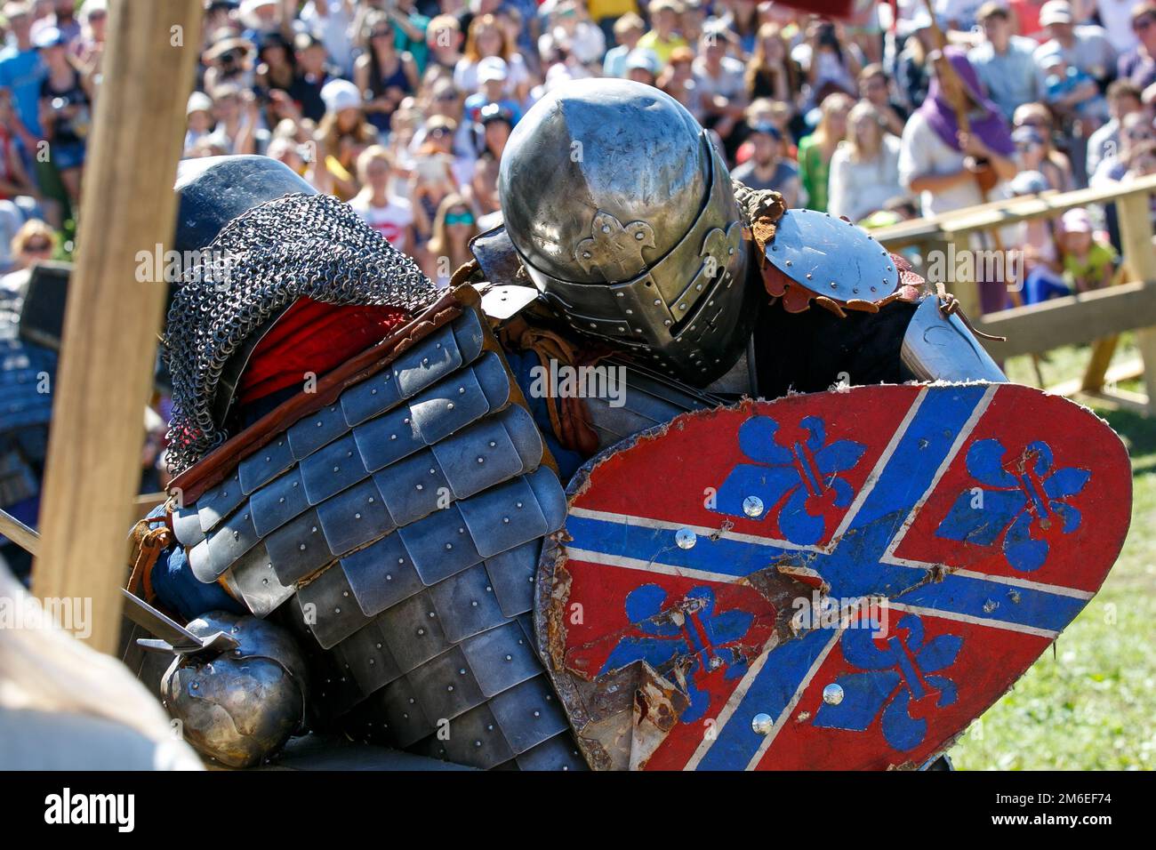 I restauratori medievali combattono con le spade in armatura in un torneo di cavaliere Foto Stock