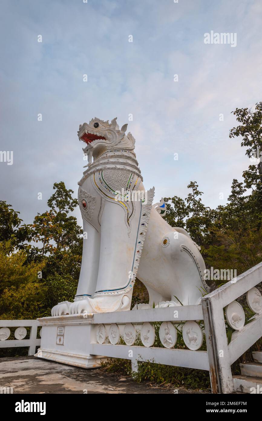 Statua di leone bianco al tempio di Buddha bianco a Pai, nel nord della Thailandia Foto Stock