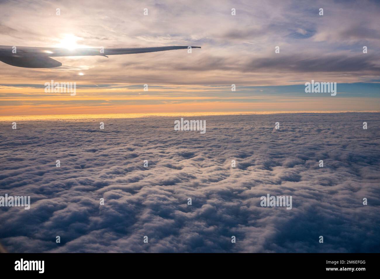 Una vista delle nuvole da una finestra di un aereo Foto Stock